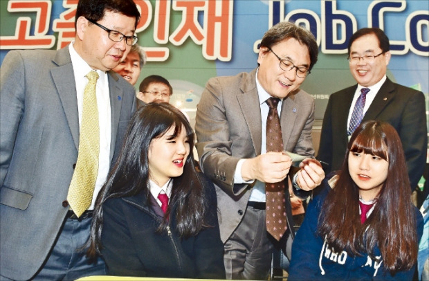 이우영 한국폴리텍대 이사장(가운데)과 윤기설 아산캠퍼스 학장(왼쪽)이 학생들에게 일·학습병행제에 대해 설명하고 있다. 허문찬 기자 sweat@hankyung.com