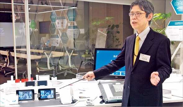 일본 도쿄 후지필름 본사의 ‘오픈이노베이션 허브’에서 야마다 다카시 원장이 필름 기술의 발전 과정을 설명하고 있다. 도쿄=남윤선 기자