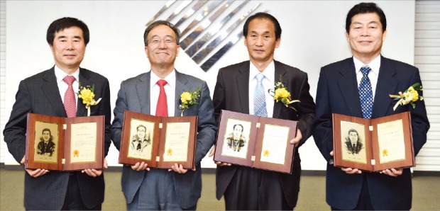 ‘제76·77회 한국을 빛낸 이달의 무역인’ 시상식이 지난 27일 서울 삼성동 트레이드타워에서 열렸다. 왼쪽부터 김종부 엔유씨전자 대표, 최의열 바디텍메드 대표, 노태종 경창산업 대표, 이상원 프론테크 대표. 한국무역협회 제공