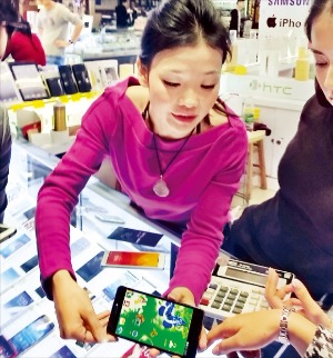 중국 짝퉁폰이 기승을 부리면서 국내 스마트폰 업체들이 대책 마련에 부심하고 있다. 아시아 최대 전자상가인 중국 화창베이의 한 판매점 직원이 갤럭시노트4 짝퉁 제품을 보여주고 있다. 한경DB