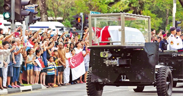 < ‘싱가포르 국부’ 마지막 가는 길 > 리콴유(李光耀) 전 싱가포르 총리의 시신이 29일 낮 예포가 달린 운구차에 실려 장례식장인 싱가포르국립대 문화센터로 향하고 있다. 싱가포르AFP연합뉴스