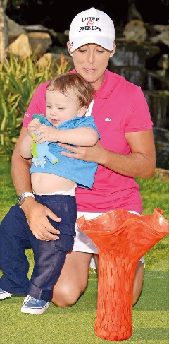 < “아들아! 엄마 잘했지” > 크리스티 커가 30일 미국 LPGA투어 KIA클래식에서 우승한 뒤 아들 메이슨을 안고 기뻐하고 있다. AFP연합뉴스