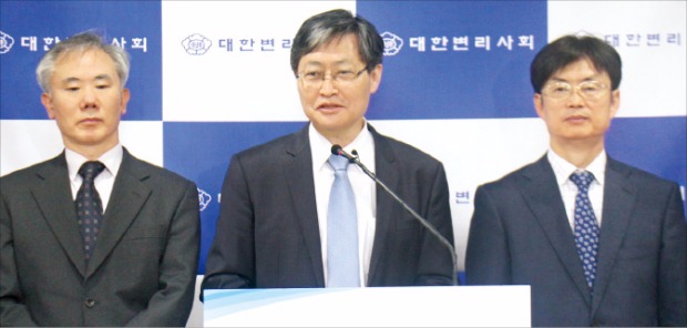 고영회 회장(가운데) 등 대한변리사회 임원들이 31일 서울 서초동 변리사회관에서 기자회견을 하고 있다. 대한변리사회 제공
