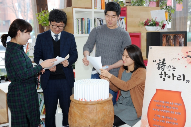 (구청브리프)서울 송파구, 구청사 1층 로비 ‘詩 빚는 항아리’ 설치