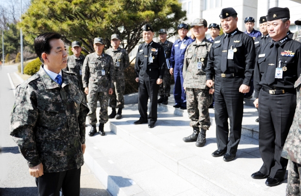 한민구 국방부 장관 '해병대는 먹이 기다리는 악어처럼 적 물리쳐야'