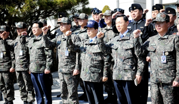 한민구 국방부 카지노 토토 '해병대는 먹이 기다리는 악어처럼 적 물리쳐야'