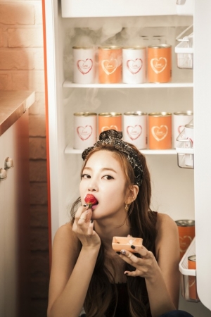 NS윤지, 앨범 재킷 공개 '딸기 하나로 묘한 상상력 자극'
