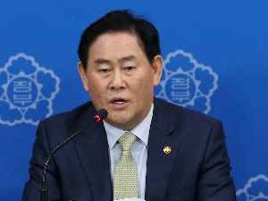 최경환 "이달 말까지 AIIB 가입 관련 정부 방침 밝힐 것"(종합)