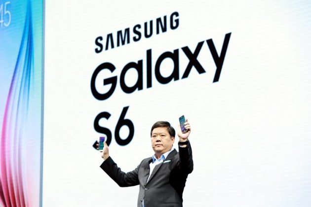 지난달 31일 중국 베이징에서 열린 '갤럭시 S6' 월드투어 행사에서 박재순 삼성전자 중국총괄 부사장이 '갤럭시 S6'와 '갤럭시 S6 엣지'를 공개하는 모습.
