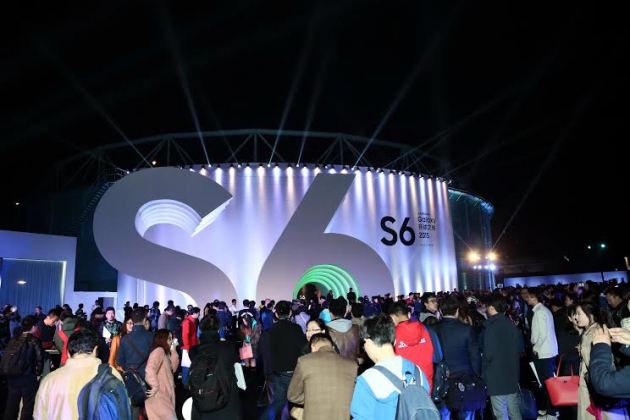 31일 중국 베이징에서 열린 '갤럭시 S6' 월드투어 행사 직전 미디어와 소비자들이 행사장 입장을 위해 대기하고 있는 모습. 