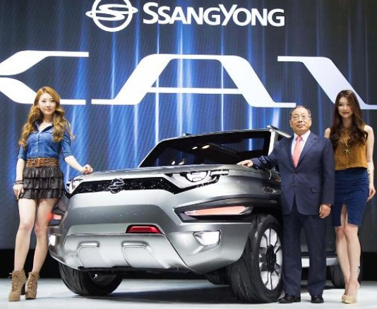 최종식 쌍용차 대표가 2일 서울모터쇼에서 신형 콘셉트카 'XAV'를 공개하고 기념촬영을 하고 있다. (사진=쌍용차 제공)