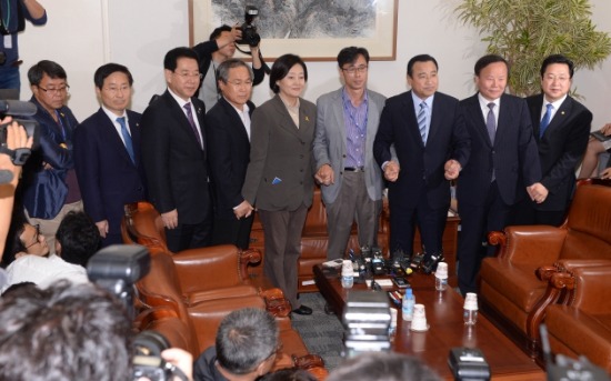 2014년 9월 세월호 유가족 대표와 만나는 여야 대표.
출처:한경DB