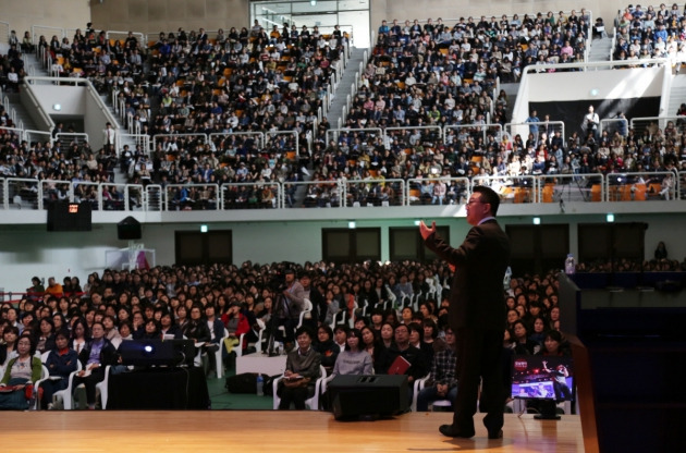 18일 열린 입학설명회에서 김재욱 입학처장이 올해 고려대 입학전형을 소개하고 있다. / 고려대 제공