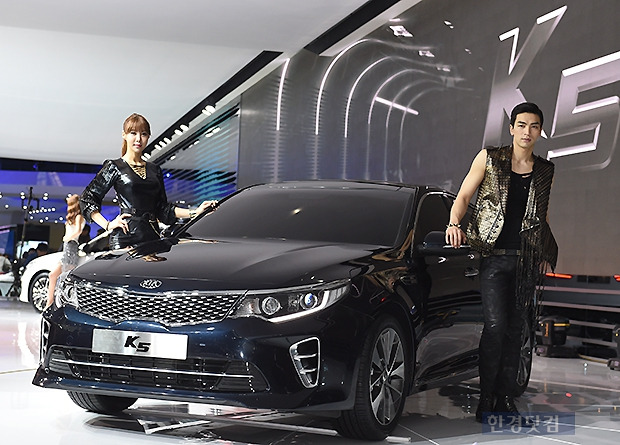 2일 '2015 서울모터쇼'에서 공개된 신형 K5. 사진=한경닷컴 변성현 기자