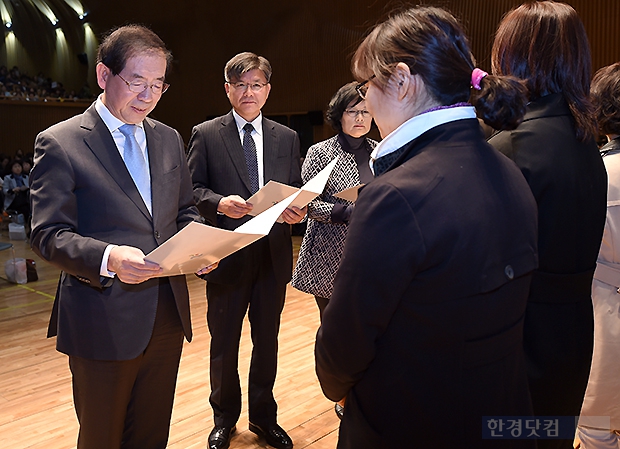 [포토] 박원순 서울시장, '친환경급식 안심식재료 지킴이단' 위촉장 수여