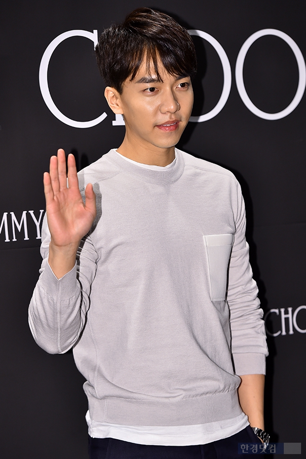 [포토] 이승기, '젠틀한 손 인사'