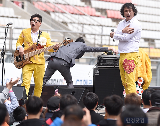 [포토] 장미여관 육중완, '온 몸으로 음악을 느끼며~' (2015 슈퍼레이스)