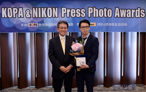 [포토] 'KOPA&NIKON Press Photo Awards' 연예 부문, TV 리포트 김재창 기자 수상' 