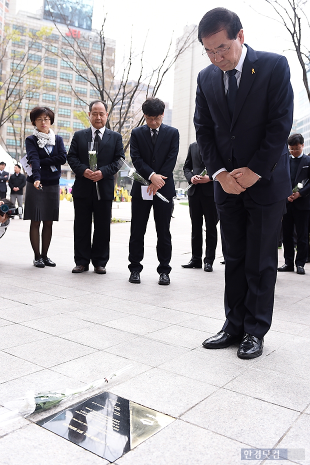 [포토] 표지석 앞에서 묵념하는 박원순 시장