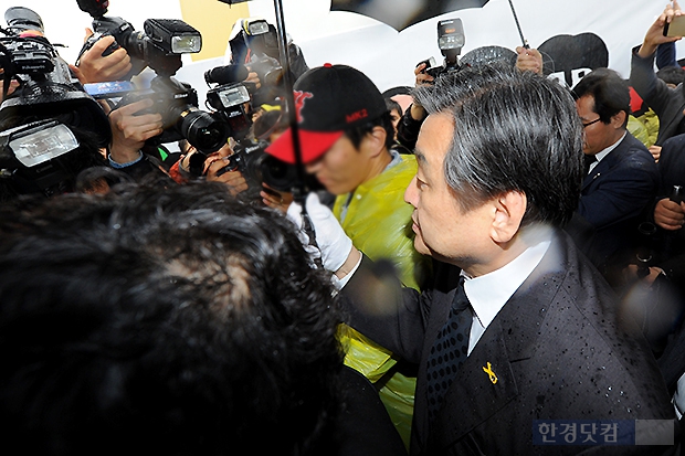 [포토] '조문 못하고 빠져나오는 김무성 새누리당 대표'