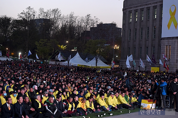 [포토] 노란 세월호 리본 아래 모인 시민들 (세월호 참사 1주기 추모제)