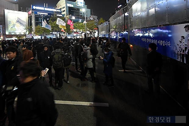 [포토] 경찰 차벽에 가로막힌 세월호 추모 시민
