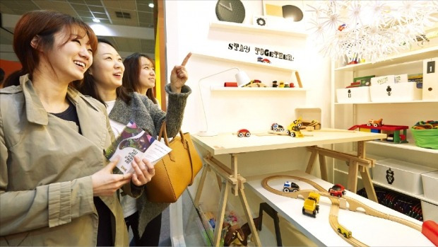 서울 삼성동 코엑스에서 1일 열린 ‘2015 서울리빙디자인페어’에서 관람객들이 생활용품을 살펴보고 있다. 오는 5일까지 열리는 이 박람회 첫날에 3만여명의 관람객이 몰렸다. 김희경 기자