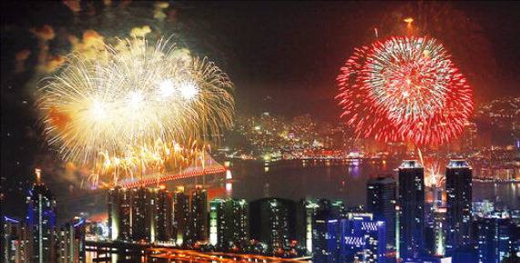 지난해 부산 광안리 해수욕장 일대에서 열린 부산 불꽃축제 모습. 부산시 제공