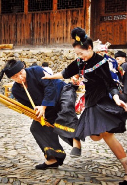 구이저우 성의 소수민족 먀오족이 전통의상을 입고 축제를 즐기는 모습.
 