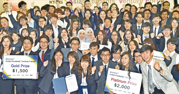 한국경제신문과 중소기업청이 공동 주최한 ‘2015 KT&G 아시아대학생 창업교류전’이 3일 대전 인재개발원에서 열렸다. 최우수상(플래티넘상)을 차지한 싱가포르팀(맨 앞줄 가운데)을 비롯해 수상자와 참석자들이 기념촬영하고 있다. 대전=신경훈 기자 nicerpeter@hankyung.com