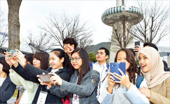 창업교류전에 참가한 아시아 각국 대학생들이 3일 대전 엑스포공원에서 미션을 수행하고 있다. 대전=신경훈 기자 nicerpeter@hankyung.com