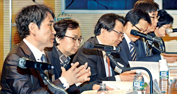 한국유럽학회 등이 3일 서울 한국외국어대에서 연 ‘한·유럽 경제협력의 현주소 평가와 전망’이란 주제의 춘계 학술대회에서 참가자들이 토론하고있다. 정동헌 기자 dhchung@hankyung.com