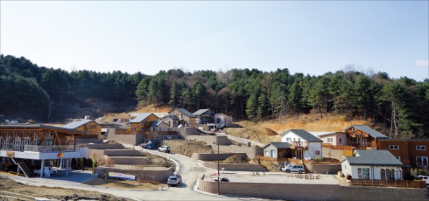 [부동산 트렌드] 국내 최대 목조 전원주택단지 가평 '북한강 동연재' 전람회