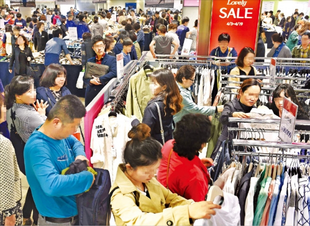 소비심리 개선에 대한 기대가 커진 가운데 5일 백화점 봄 정기세일에 몰린 소비자들이 상품을 고르고 있다. 정동헌 기자 dhchung@hankyung.com