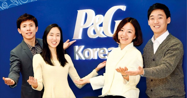 한국P&G 직원들은 “자기소개서 작성과 면접 때 P&G의 인재상과 자신의 경험을 연결시키되 어려움에 처했을 때 문제를 해결한 과정까지 덧붙이면 좋다”고 말했다. 왼쪽부터 권영민 김하영 손경림 정유환 씨. 정동헌 기자 dhchung@hankyung.com