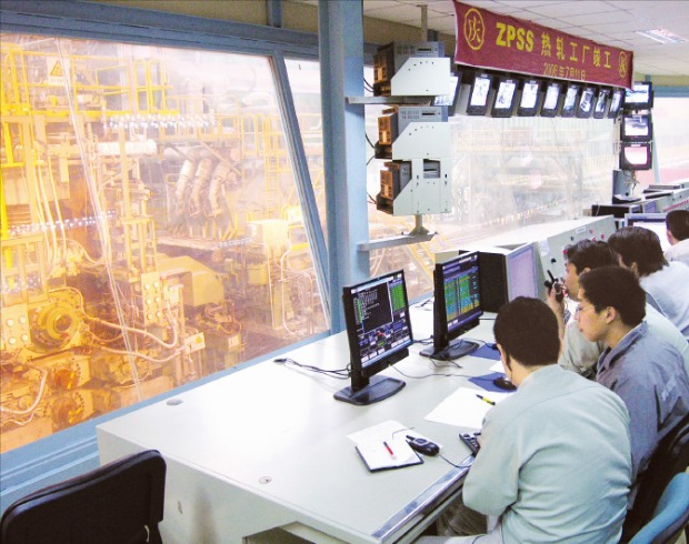 포스코의 중국 생산기지인 장가항포항불수강(ZPSS)에서 열연공장 직원들이 설비를 운전하고 있다.