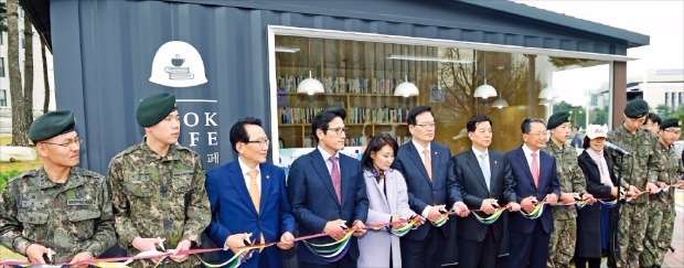 정의화 국회의장(왼쪽 여섯 번째)과 한민구 국방부 장관(일곱 번째), 정병국 국회 병영문화혁신특별위원장(네 번째) 등이 8일 국회 본관 앞에서 열린 병영 독서카페 전시 및 1호 기증식에서 테이프를 자르고 있다. 허문찬 기자 sweat@hankyung.com