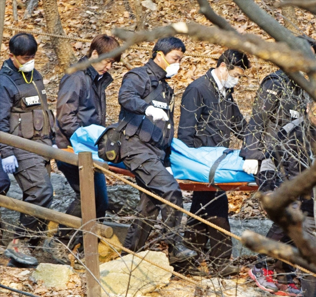 경찰이 9일 북한산 형제봉 인근에서 숨진 채 발견된 성완종 전 경남기업 회장의 시신을 옮기고 있다. 연합뉴스