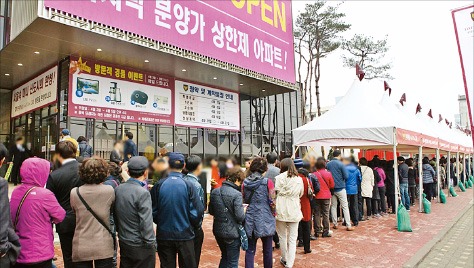 지난해보다 3.3㎡당 평균 분양가가 110만원 올랐음에도 1순위 마감에 성공한 서울 독산동 ‘롯데캐슬 골드파크 3차’ 모델하우스를 찾은 방문객들이 줄을 서 있다. 롯데건설 제공