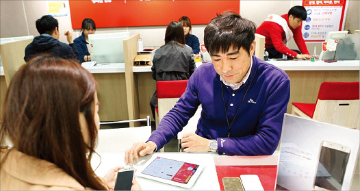 삼성전자의 스마트폰 신제품 갤럭시S6와 갤럭시s6엣지가 지난 10일 출시된 지 이틀 만에 국내에서 10만대 이상 팔렸다. 갤럭시S6를 구매하려는 한 고객이 13일 서울 SK텔레콤 을지로 대리점을 방문해 가입 상담을 받고 있다. SK텔레콤 제공