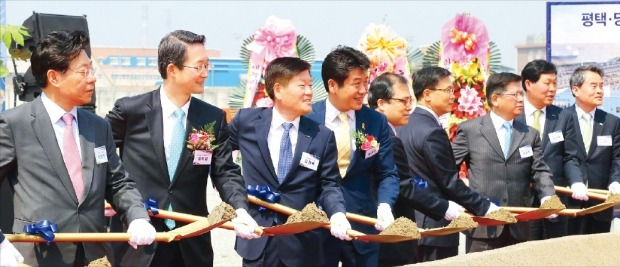 김희겸 경기도 행정2부지사(왼쪽 두 번째)와 김경배 현대글로비스 사장(세 번째), 유의동 새누리당 의원(네 번째) 등이 15일 평택·당진항 1번 부두에서 열린 현대글로비스의 자동차선 전용부두 착공식에서 첫 삽을 뜨고 있다. 현대글로비스 제공