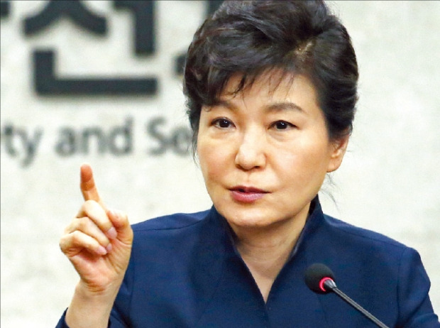 박근혜 대통령이 15일 세종로 정부서울청사 국민안전처 회의실에서 열린 세월호 1주기 현안 점검회의를 주재하고 있다. 연합뉴스