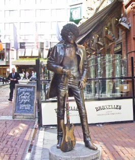 아일랜드 록밴드 신 리지의 보컬리스트 필 라이넛의 동상. 