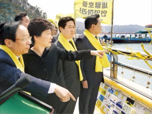 팽목항 찾은 박근혜 대통령 "빠른 시일 내 선체 인양토록 하겠다"