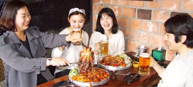 서울 신림동의 ‘훌랄라치킨 카페’에서 손님들이 문어바비큐치킨을 맛보고 있다. ‘훌랄라’ 제공 