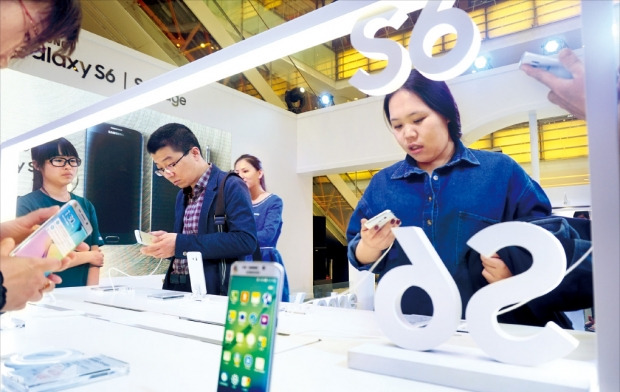 삼성전자는 17일 중국에 신형 스마트폰 갤럭시6와 갤럭시6엣지를 정식 출시했다. 이날 오후 베이징시 시청취 다웨청백화점 1층에 마련된 삼성전자 특설 전시장에서 손님들이 신제품을 살펴보고 있다. 김동윤 특파원