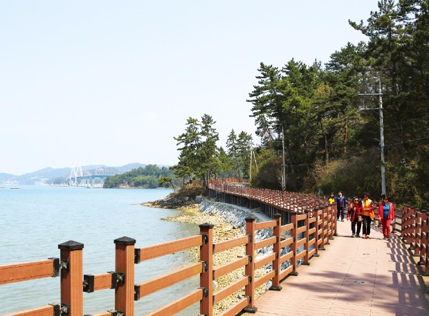 섬 모양이 어린 사슴과 닮아 이름 붙여진 소록도 해안길을 관광객들이 걷고있다. 