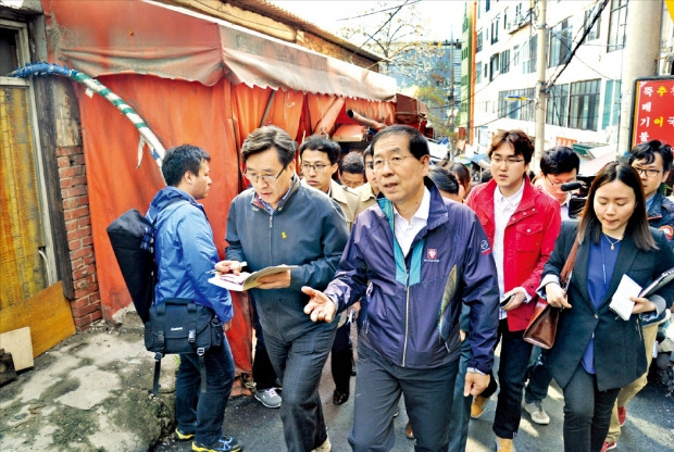 박원순 서울시장(가운데)이 17일 시 간부 및 지역 주민들과 함께 서울역 인근 중림동 골목을 둘러보고 있다. 서울시 제공