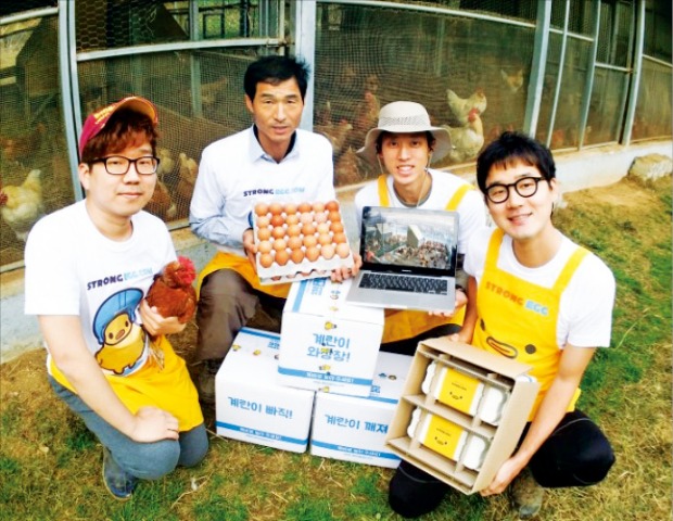 신동호 스트롱에그협동조합 대표(왼쪽 세 번째)와 직원들이 공장식 케이지 방식을 탈피해 자유롭게 풀어놓은 닭에서 생산한 달걀을 소개하고 있다. 스트롱에그협동조합 제공 