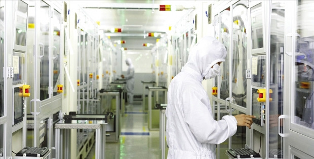 부산 녹산국가산업단지에 있는 삼성전기 부산사업장 내 적층세라믹콘덴서(MLCC) 공장에서 한 직원이 생산 공정을 살펴보고 있다. 삼성전기 제공